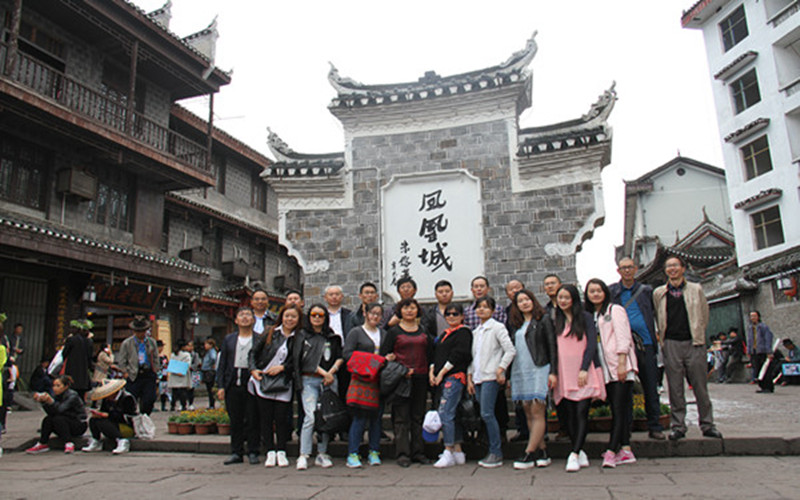 公司組織員工到湖南湘西鳳凰古城旅游.jpg